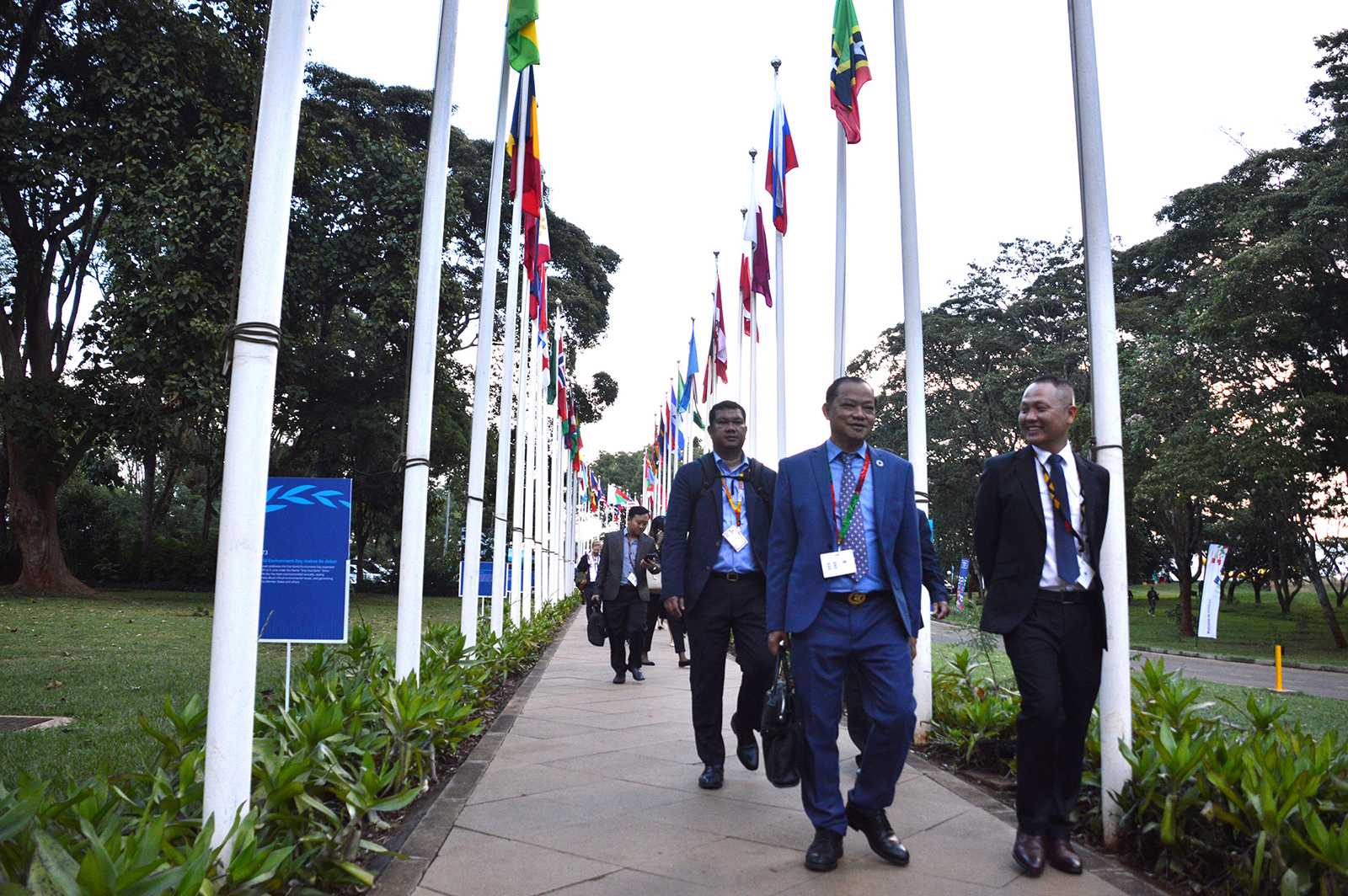 Delegados na conferência UNEA-6 navegam na sede do Programa das Nações Unidas para o Meio Ambiente (PNUMA) em Nairobi, Quênia.  (Foto RNS/Fredrick Nzwili)