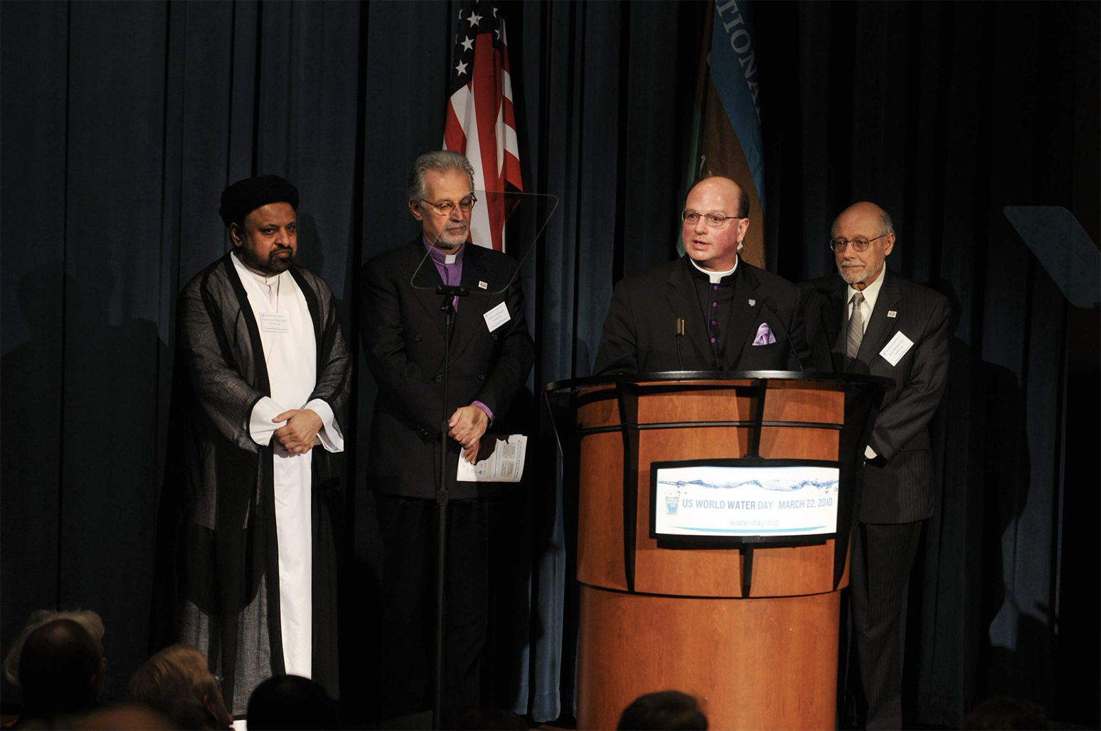 Líderes religiosos muçulmanos, ortodoxos armênios, episcopais e judeus participam de um evento do Dia Mundial da Água na sede da National Geographic em Washington, DC, em 22 de março de 2010. (Foto de Susan K. Barnett)