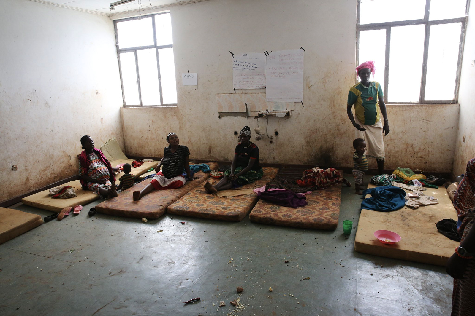 Mulheres grávidas esperam pelo início do trabalho de parto num centro de saúde na Etiópia.  Muitas instalações como esta em países subdesenvolvidos carecem de água potável.  (Foto de Haik Kocharian para Village Health Partnership)
