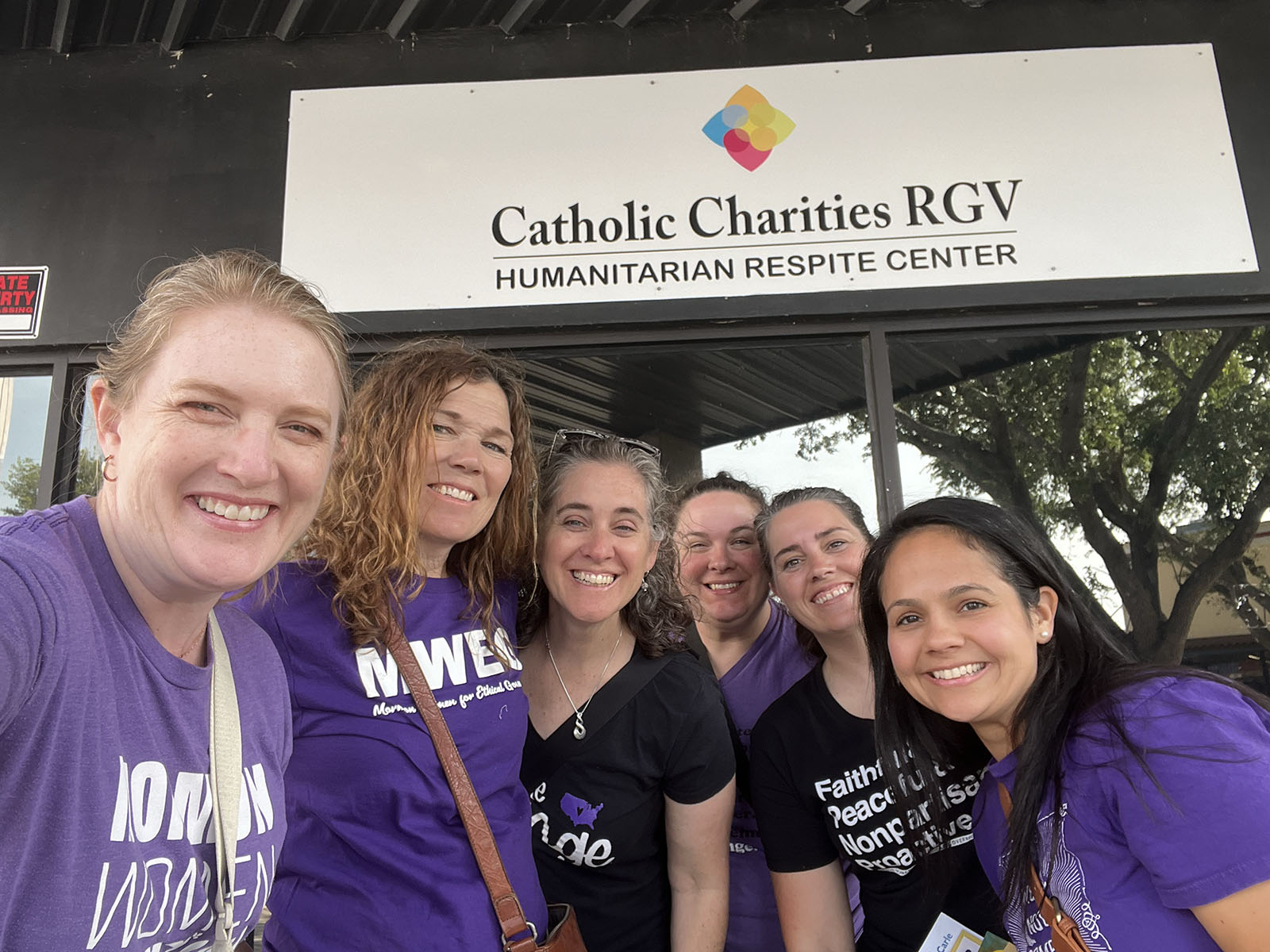 Líderes do Mulheres Mórmons pelo Governo Ético visitam o Centro de Repouso Humanitário da Catholic Charities em McAllen, Texas, em abril de 2024. (Foto cortesia MWEG)