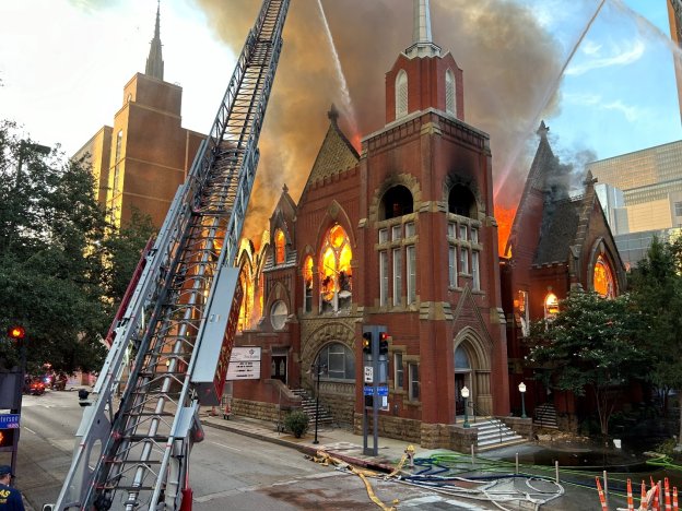 Bombeiros combatem um incêndio no santuário histórico da Primeira Igreja Batista de Dallas na sexta-feira, 19 de julho de 2024. (Foto cortesia da Primeira Igreja Batista de Dallas)