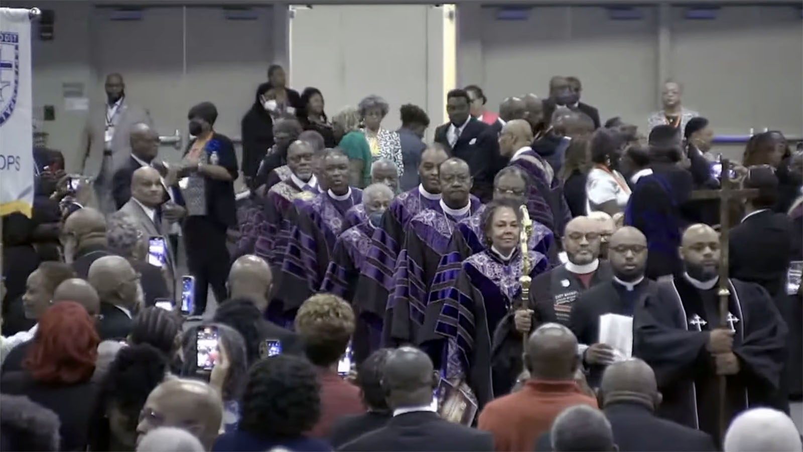 Bispos em procissão durante a abertura da Conferência Geral quadrienal da Igreja Episcopal Metodista Africana na quarta-feira, 21 de agosto de 2024, em Columbus, Ohio. (Captura de tela do vídeo)