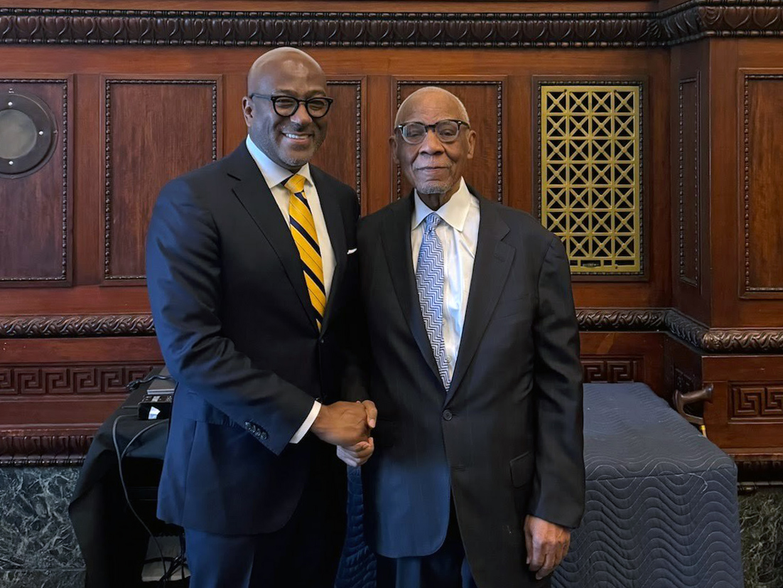 O Rev. Kevin R. Johnson, à esquerda, e o Rev. W. Wilson Goode Sr. na Filadélfia. (Foto cedida)