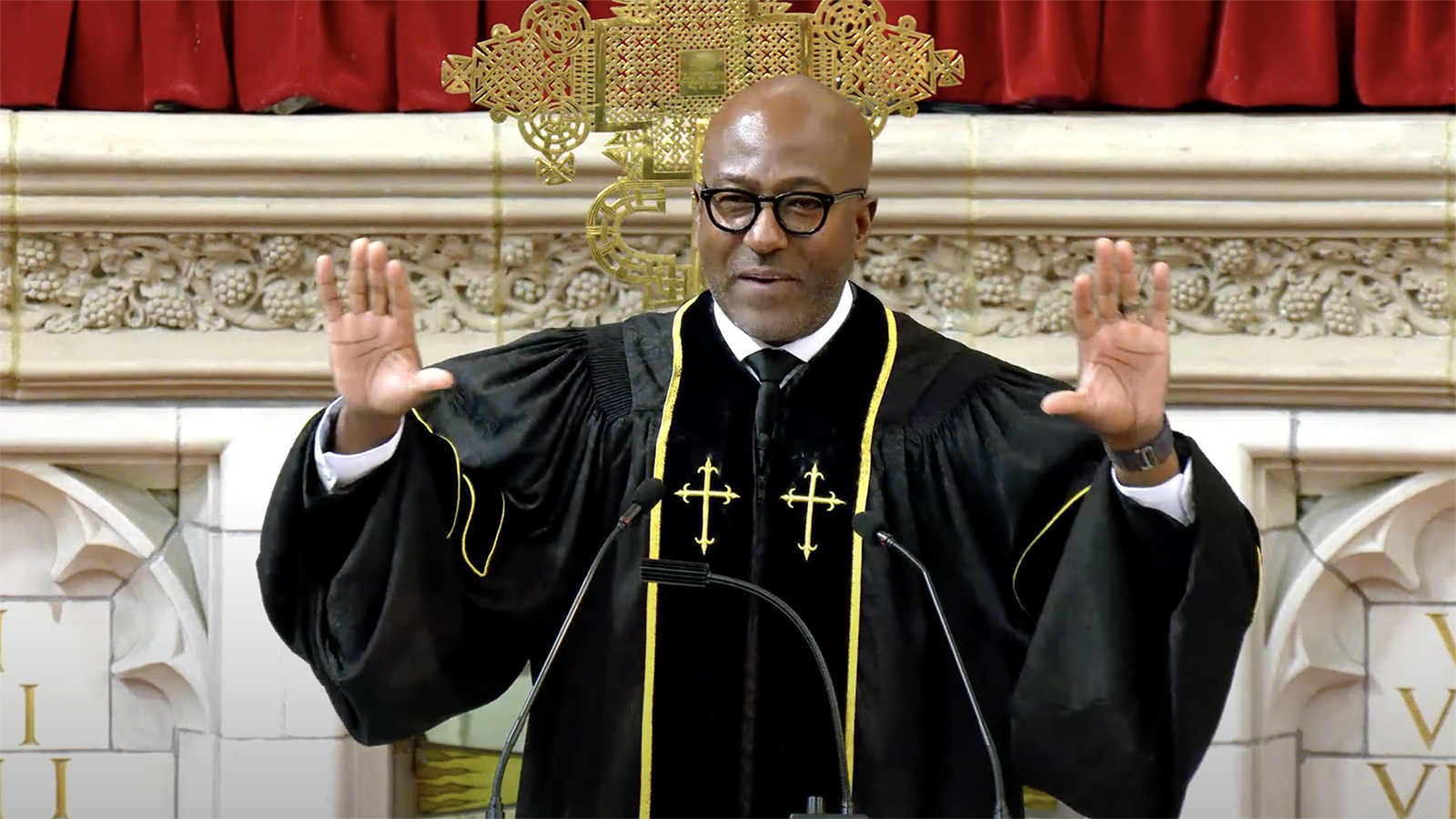 O Rev. Kevin R. Johnson prega na Igreja Batista Abissínia, domingo, 15 de setembro de 2024, no Harlem, Nova York. (Captura de tela do vídeo)