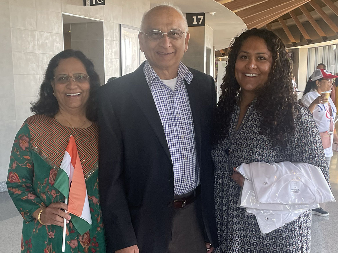 Hemlata, à esquerda, e Arvind Bhakta com sua filha, Darshna, no Nassau Veterans Memorial Coliseum em Uniondale, NY, domingo, 22 de setembro de 2024. (Foto RNS/Richa Karmarkar)