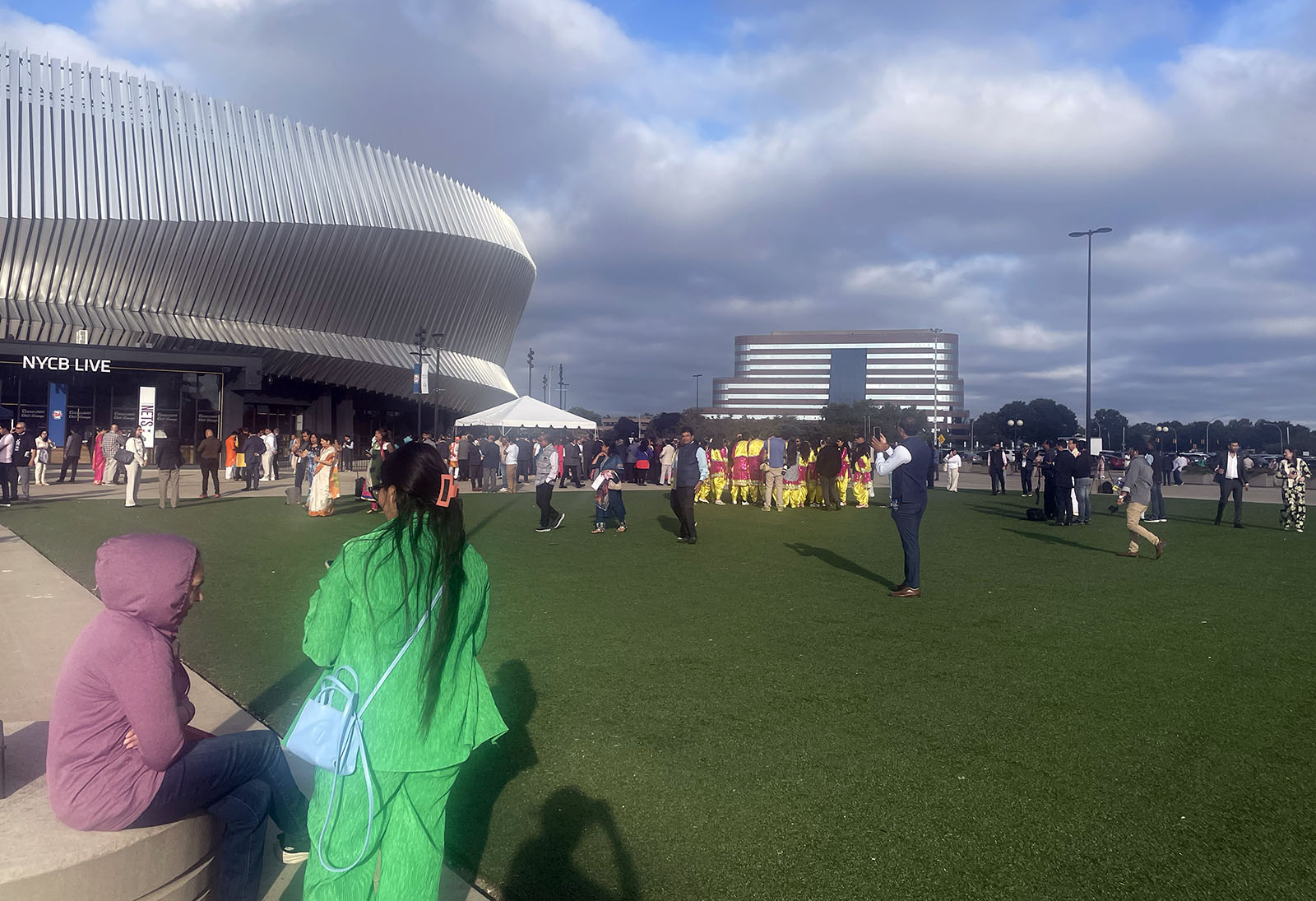 Os participantes se preparam para entrar no Nassau Veterans Memorial Coliseum antes do "Modi e os EUA" evento em Uniondale, NY, domingo, 22 de setembro de 2024. (Foto RNS/Richa Karmarkar)