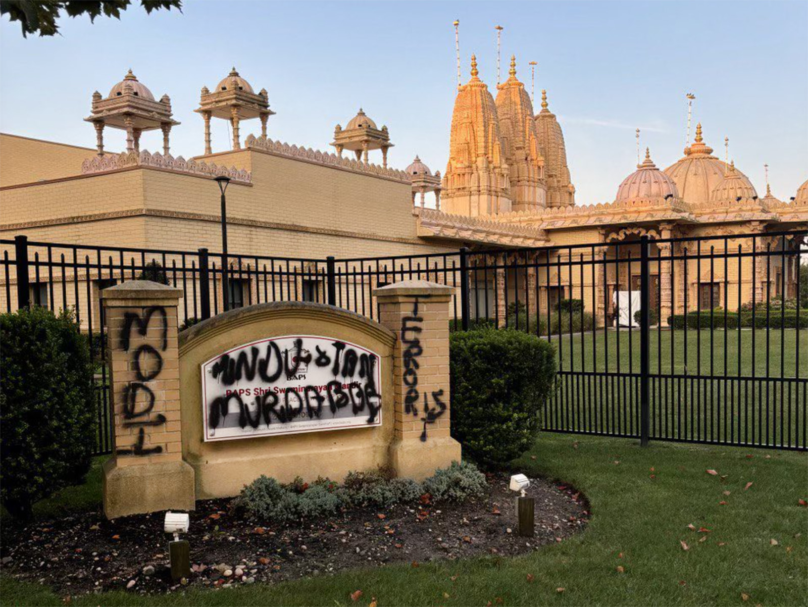 Uma placa vandalizada no templo hindu BAPS Shri Swaminarayan Mandir em Melville, NY (Foto cortesia BAPS)