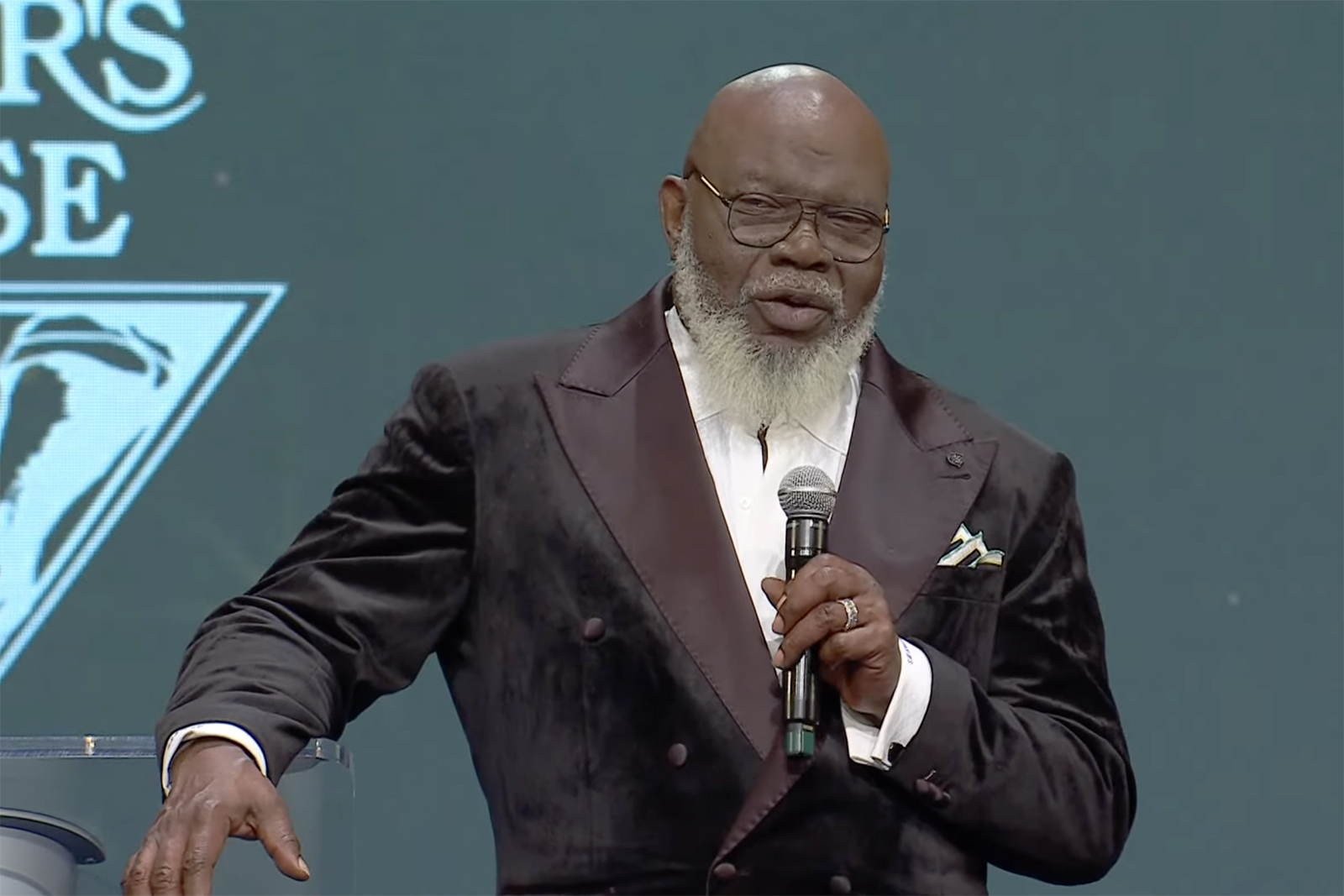 T.D. Jakes labels himself ‘Bishop Lazarus’ in return to pulpit on New Year’s Eve