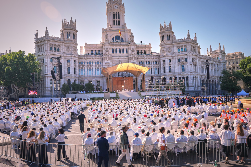 Pope Leo XIV presides over a Mass marking the Catholic feast of Corpus Christi at Plaza de Cibeles in Madrid, Spain, Sunday, June 7, 2026, during his apostolic visit to mainland Spain and the Canary Islands. (AP Photo/Manu Fernandez)
