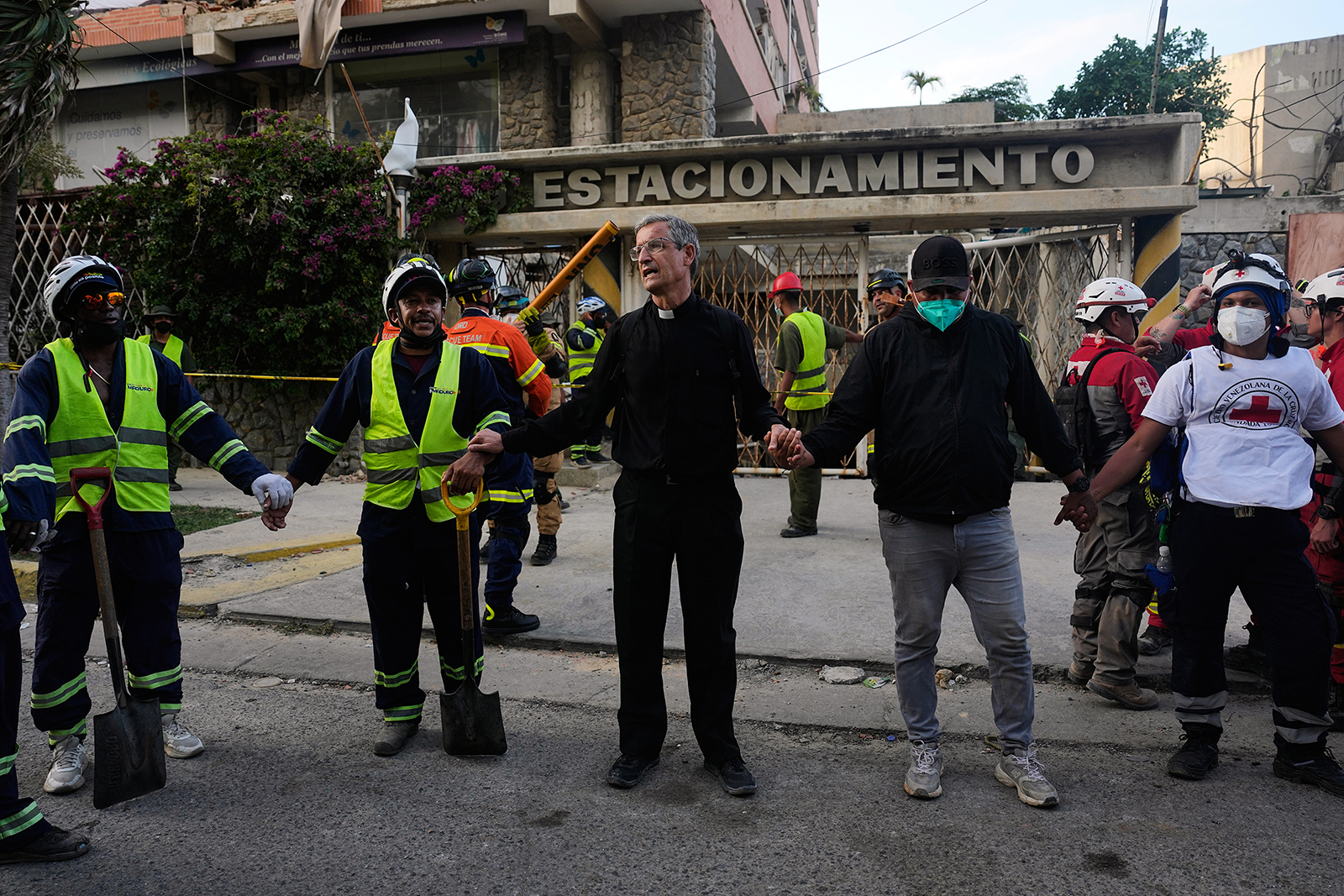 Reeling from Venezuela’s earthquakes, churches rush to inspect buildings, distribute supplies